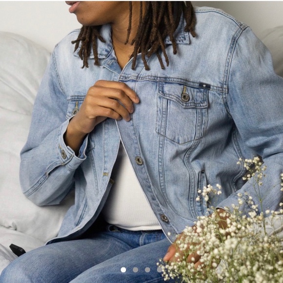 Levi's Light Wash Denim Jacket - Picture 1 of 8